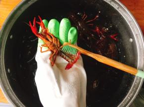 小龙虾好吃，就是清洗太麻烦了。用牙刷将表面和腹部刷洗干净