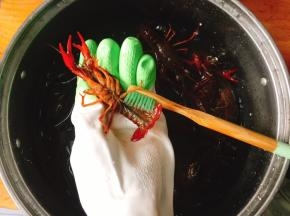 小龙虾好吃，就是清洗太麻烦了。用牙刷将表面和腹部刷洗干净