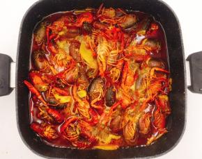 加入一勺鸡精调味，开大火将汤汁收干一些即可出锅