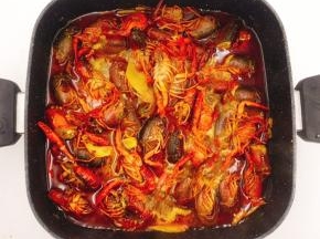 加入一勺鸡精调味，开大火将汤汁收干一些即可出锅