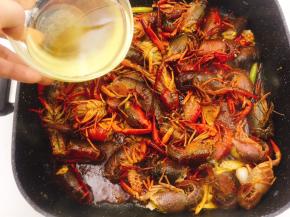 依次倒入米酒、生抽翻炒片刻加入