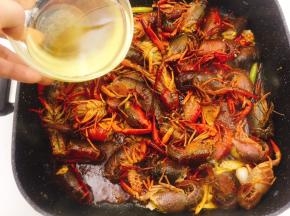 依次倒入米酒、生抽翻炒片刻加入