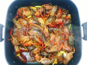 倒入小龙虾翻炒