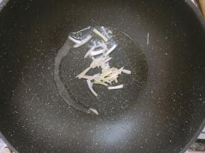 锅烧下油，放入葱姜爆香