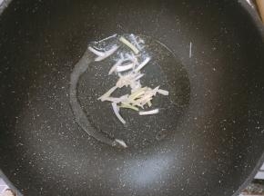 锅烧下油，放入葱姜爆香