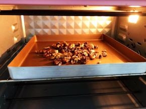 核桃仁放入烤箱中层140度烤10分钟左右至香脆