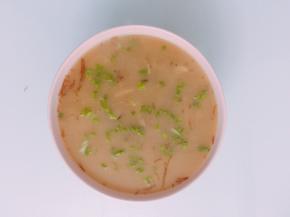 倒入碗中撒上葱花即可，放置过夜即可结冻