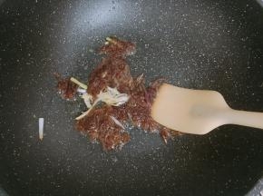 倒入鹿角菜用铲子慢慢磨出胶质，这样煮出来的汤冻更成型