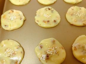 压扁后撒上芝麻