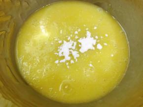 加入小苏打拌匀