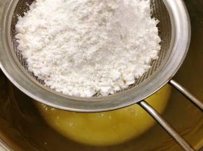 筛入低筋面粉拌匀无干粉