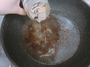 加入适量清水，倒入菌菇汤