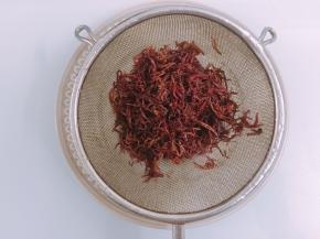 将鹿角菜里的杂质挑出，放入过滤网中用清水冲洗干净，沥干水份备用