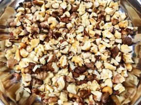 烤好的核桃仁掰成小块