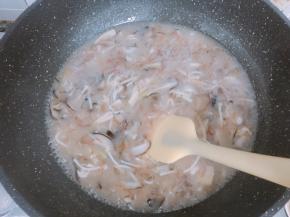 水烧开后，关小火慢慢炖煮15分钟即可。这款菌菇汤本身味道比较浓郁，不用放任何调料