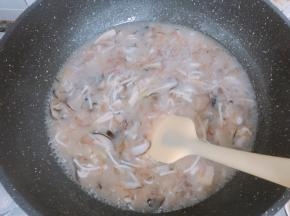 水烧开后，关小火慢慢炖煮15分钟即可。这款菌菇汤本身味道比较浓郁，不用放任何调料