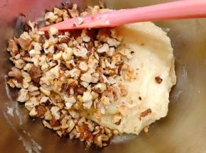 加入核桃仁拌匀