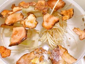 锅里加入茅根，竹蔗，土茯苓和清水2600克，大火煮开后转小火煲40分钟