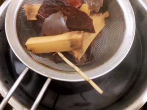 把水过滤出来，渣丢弃不要