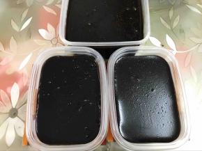 倒入容器里，等凉透后就凝固了
凝固后放入冰箱冷藏几个小时再吃更好