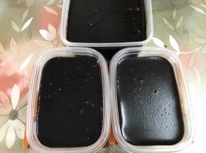 倒入容器里，等凉透后就凝固了
凝固后放入冰箱冷藏几个小时再吃更好