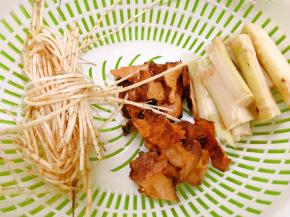 土茯苓洗净后掰成小块