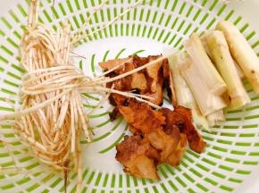 土茯苓洗净后掰成小块