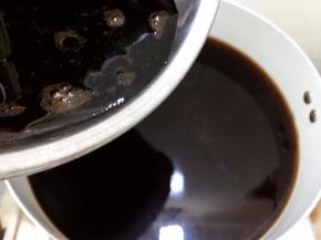 煮开后转最小火，一边搅拌一边倒入搅拌好的黑凉粉水