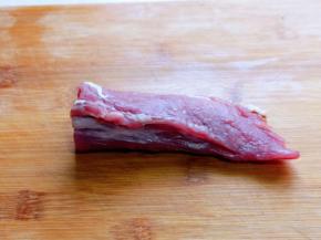 首先将里脊洗干净，切成长6cm，宽0.5cm左右，