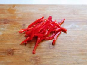 红椒洗干净切丝。