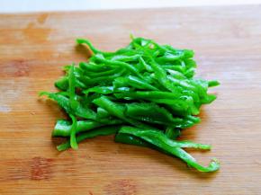 绿椒同样洗干净切丝。