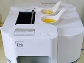 启动只能炒菜神器，热锅，第一次投料，食用油与姜片。