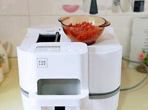 第二次投料，加入腌制好的肉丝，无需操作，静等智能提示即可。