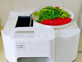 待机器提示加app显示让下一步时请准备好食材，鸣笛后加入食材。