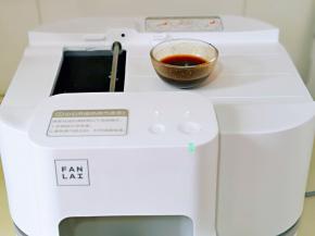 最后一次投料，生抽，蚝油，白糖，胡椒粉搅拌均匀，投入智能炒菜机中。