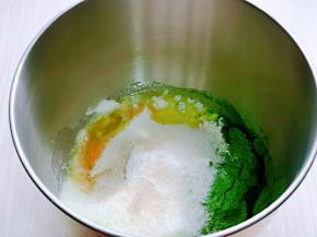 首先将出豆沙馅外的食材全部放入厨师机桶中，先液体再粉类顺序加入。