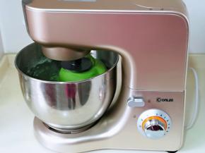 启动厨师机将面团揉至光滑，约10分钟左右。