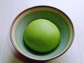 揉好的面取出揉圆，送入蒸烤箱中进行发酵。(室温发酵也可以，一定要保持面团的湿度)