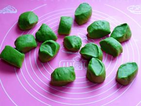 发酵好的面团取出揉圆，排气，再分成等份的小面团。