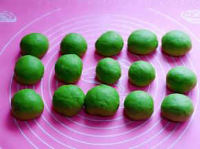 将每个小面团揉圆，还上保鲜膜醒发10分钟。