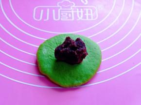 取一块小面团，用擀面杖擀圆饼，加入豆沙馅，捏紧，收口朝下，揉圆。