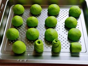 依次包好，放入蒸屉中，并间隔距离。