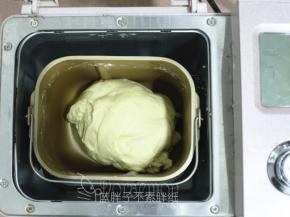 除黄油外，将面团中的所有原材料放入面包桶中，启动1个揉面程序，揉到面团光滑。