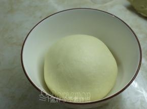 面团团圆盖上保鲜膜，松弛15分钟。