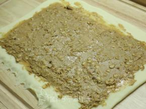 将花生酱均匀的抹在面团上面，四周留出一点不要抹。