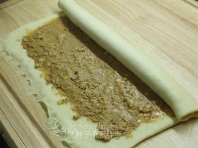 由上往下将面片卷起来。