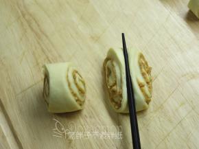 切好的面团，短的一面朝上，用筷子竖着压一条线。