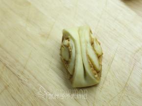 这样面团就往两边形成好看的纹路。