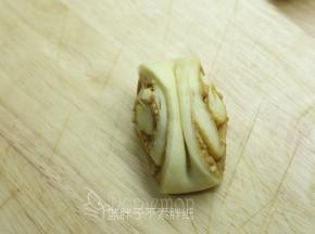 这样面团就往两边形成好看的纹路。