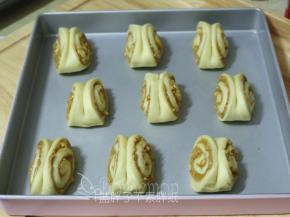 所有面团同样操作。面团上喷下水，放在烤箱中（37℃）发酵。